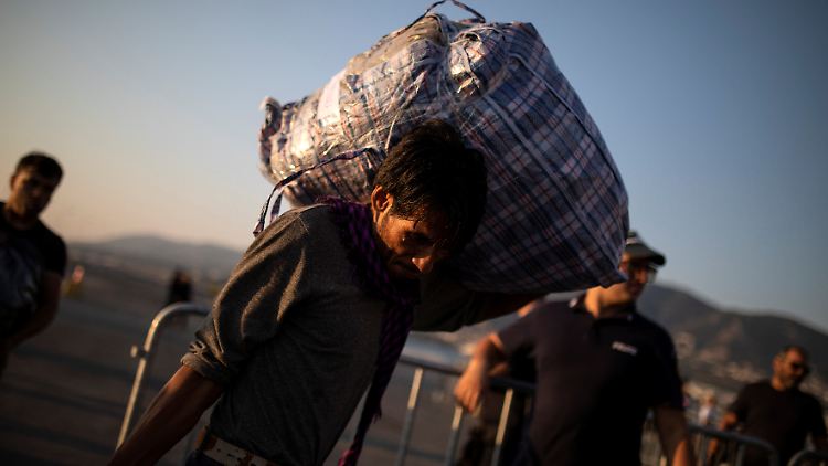Ein afghanischer Flüchtling bei der Umsiedlung von der Insel Lesbos auf das griechische Festland.