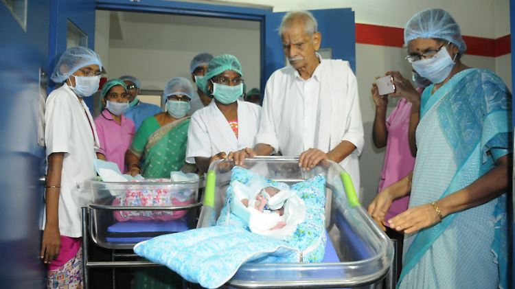 Den beiden Mädchen geht es nach dem Kaiserschnitt gut, teilte das Krankenhaus in Indien mit.