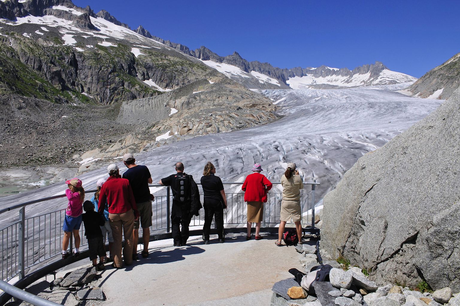 Der Rhonegletscher in den Zentralalpen in der Schweiz ist seit Jahrzehnten eine beliebte Touristenattraktion. Kein Wunder, denn ...