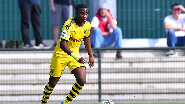 Vergangenen Sommer schoss Youssoufa Moukoko den BVB zur U-17-Meisterschaft. Doch auch unter deutlich Älteren macht er immer noch eine ausgezeichnete Figur.