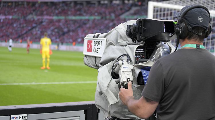 Die TV-Rechte der Bundesliga sind Milliarden wert. Die Verhandlung über den neuen TV-Vertrag und den dazugehörigen Verteilungsschlüssel sorgen gerade für einen Machtkampf unter den Vereinen.