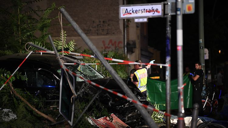 Die Ermittlungen zu dem tödlichen Unfall in der Berliner Innenstadt dauern an.