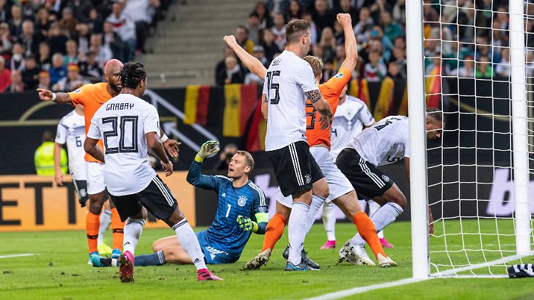 Oranje jubelt, die DFB-Elf hadert. 
