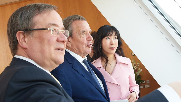 Armin Laschet (l.), hier bei einem gemeinsamen Termin mit Gerhard Schröder und seiner Frau Soyeon Kim (Archivbild).