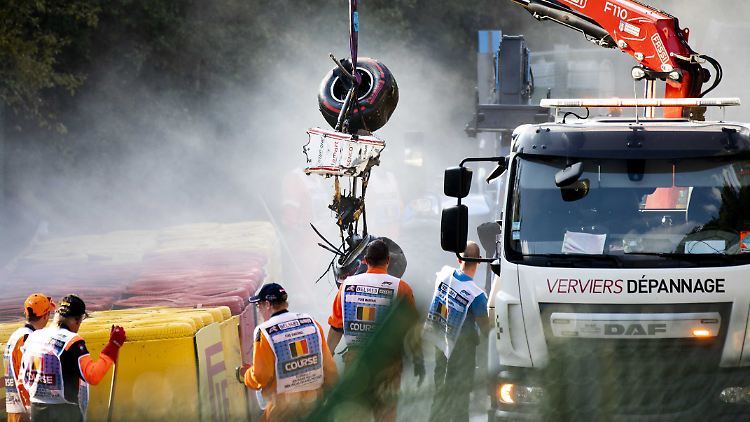 Das Wrack des Rennwagens von Juan Manuel Correa wird nach dem schweren Unfall 2019 geborgen.