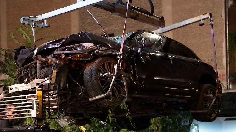 Der SUV der Unfallfahrt war über einen Gehweg und durch einen Bauzaun gerast. 