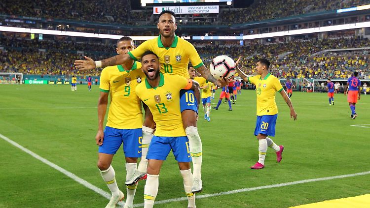 Neymar feiert sein Tor mit Dani Alves (13) und Richarlison (9), das Brasilien ein Unentschieden rettet.