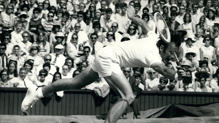 Rod Laver im Wimbledon-Finale von 1969. Der Australier musste sich auf dem Weg zum Grand Slam ordentlich strecken.