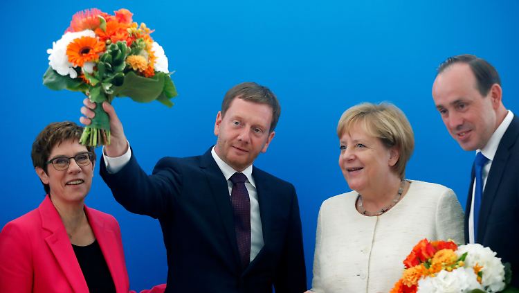 Nach den Wahlen gab es Blumen für die Spitzenkandidaten der CDU: Michael Kretschmer (2.v.l.) und Ingo Senftleben (r.) - Letzterer ist inzwischen zurückgetreten.
