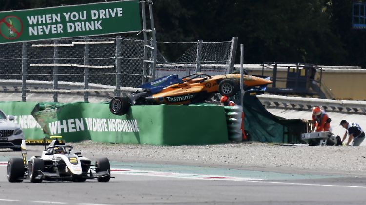 Das Formel-3-Auto von Alexander Peroni wurde meterhoch in die Luft geschleudert, der Fahrer überlebte.