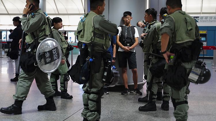 Die Polizei zeigte am Samstag starke Präsenz an Bahnhöfen und dem Hongkonger Flughafen. Vor allem junge Menschen wurden verstärkt kontrolliert.