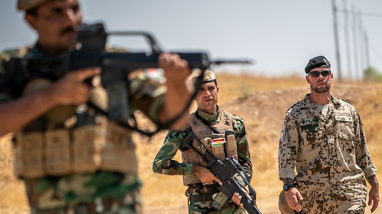 Ein Bundeswehrsoldat begleitet die Ausbildung von Peschmerga im irakischen Kurdengebiet (Bild vom August 2019).