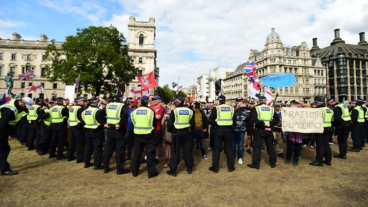 Radikale Brexit-Anhänger werden von der Polizei auf dem Parliament Square in London umringt. 