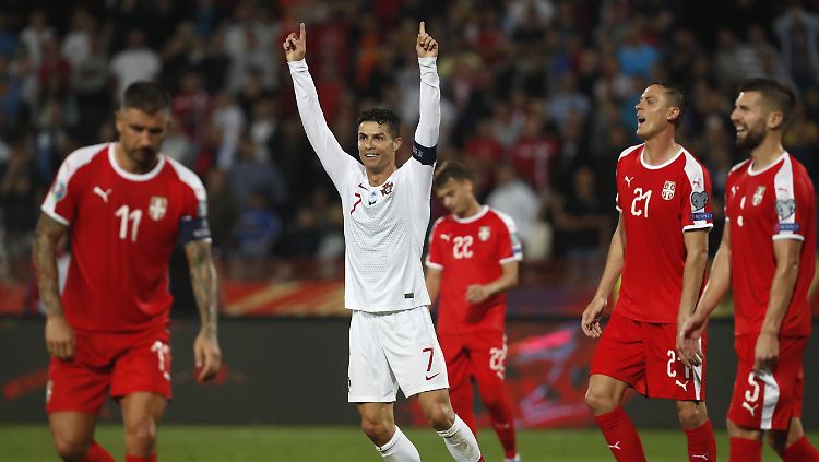 Portugals Cristiano Ronaldo jubelt, nachdem Teamkollege Bernardo Silva das vierte Tor seiner Mannschaft erzielt hat. 