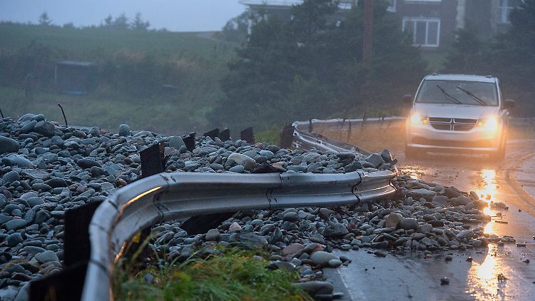 Sturmwellen spülten Geröll an Land und beschädigten eine Straßenabsperrung in Cow Bay in der kanadischen Provinz Nova Scotia.