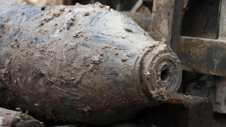 Eine Fliegerbombe aus dem Zweiten Weltkrieg wird abtransportiert. Foto: Uwe Zucchi/Archivbild