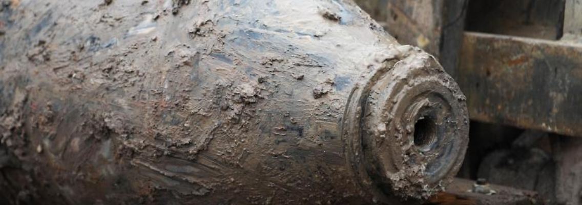 Eine Fliegerbombe aus dem Zweiten Weltkrieg wird abtransportiert. Foto: Uwe Zucchi/Archivbild