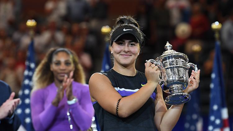Bianca Andreescu strahlt, Serena Williams darf nur applaudieren.