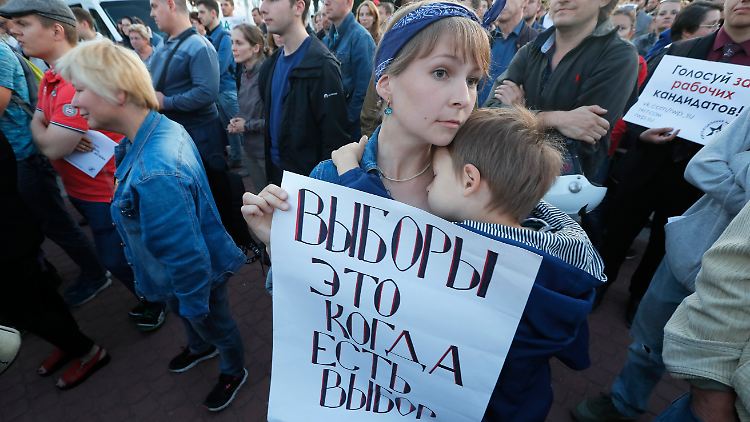 Vor den Regionalwahlen kam es immer wieder zu Protesten, auch am Donnerstag in Sankt Petersburg. Eine Frau hält ein Schild, auf dem steht: "Wahlen sind dann, wenn man sich entscheiden kann."