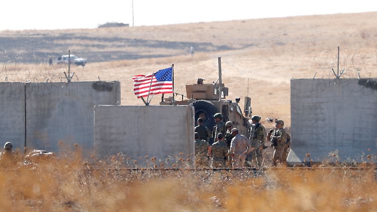 Türkische und US-amerikanische Truppen treffen sich in der Nähe der türkischen Stadt Akcakale, um mit den gemeinsamen Patrouillen zu beginnen.