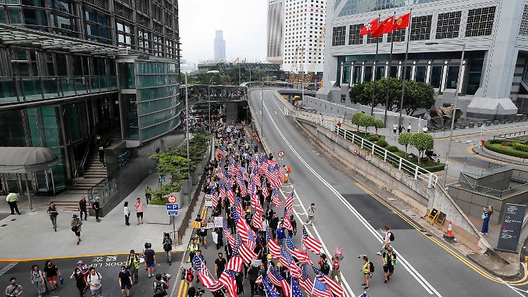 Hongkonger Demonstranten wünschen sich die Unterstützung der USA. Die chinesische Regierung verbittet sich allerdings eine Einmischung des Auslands in ihre Hongkong-Politik.