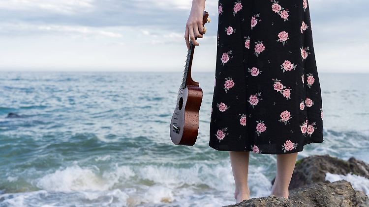 Das Instrument ist klein und macht schon mit wenigen Akkorden Musik.