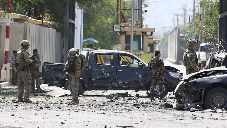 NATO-Soldaten untersuchen den Tatort eines Selbstmordanschlags. Die Sicherheitslage in Kabul ist angespannt.