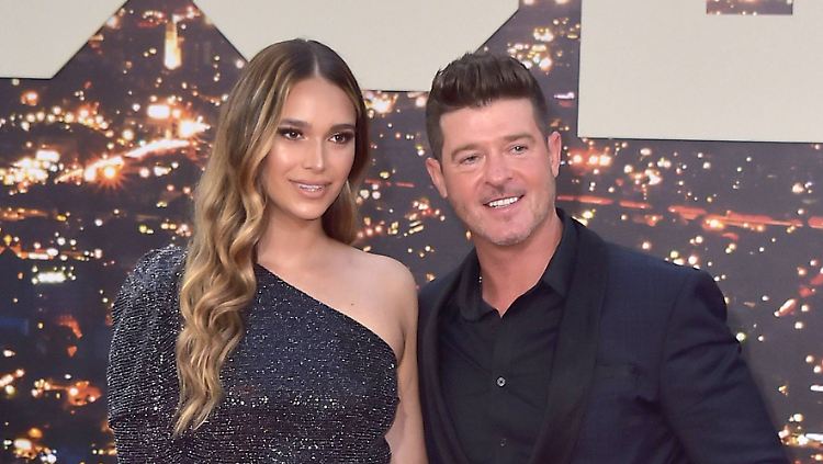 Nach Augenzeugenberichten soll Robin Thicke auf dem Beifahrersitz gesessen haben, während seine Verlobte April Love Geary den SUV steuerte.