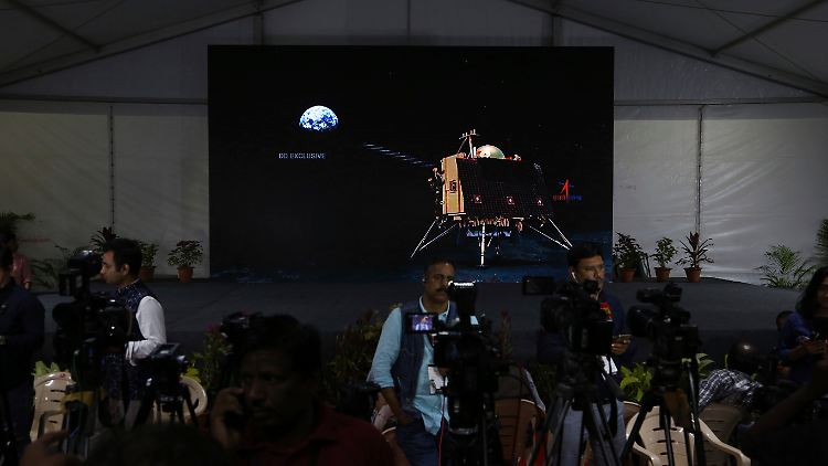 Experten versuchen, die Ursache für das Scheitern der Mondmission zu klären. Dazu wird auch eine Computer-Animation der Chandrayaan-2 genutzt.