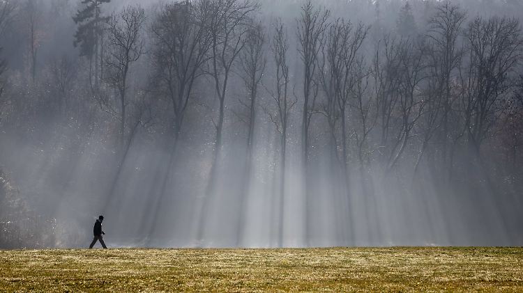 Zu Beginn der Wetterwoche kann es von Brandenburg bis  Bayern noch einmal nass werden. In den Hochlagen kann es sogar schneien.