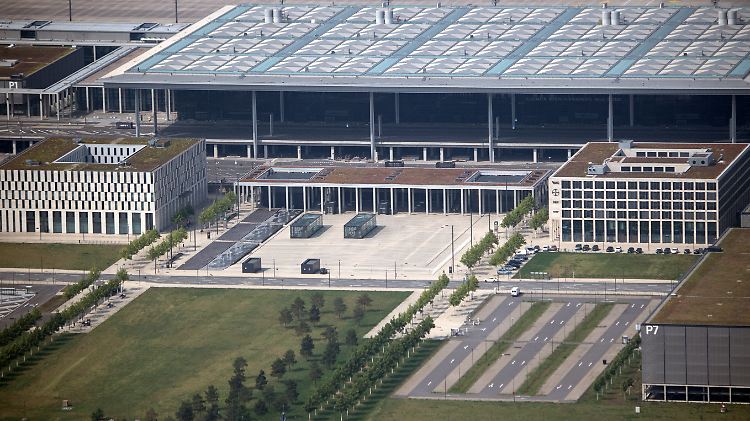 Mit neun Jahren Verspätung sollte der Flughafen eigentlich im nächsten Jahr fertig werden. 