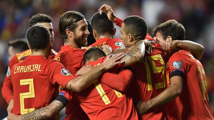 Spaniens Spieler feiern das 1:0 gegen die Färöer , drei weitere Tore folgen noch.