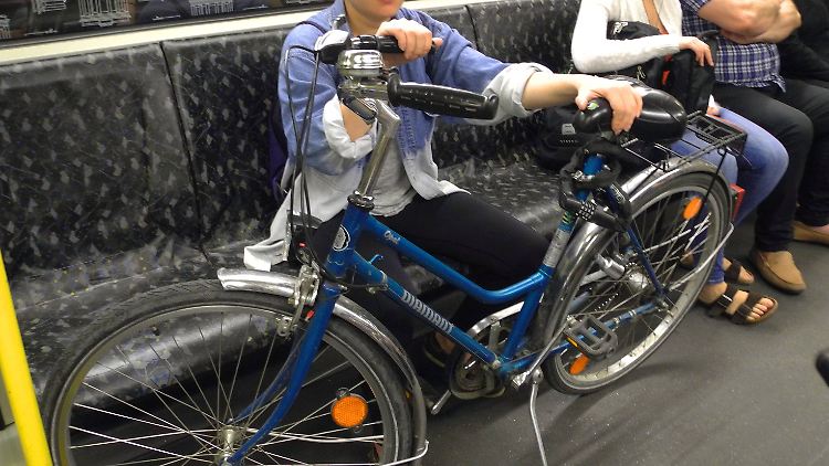 Ein Radfahrer und sein Gefährt - drei Sitzplätze belegt.