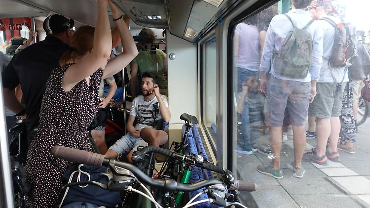 In der Bahn kann es schnell unbequem werden - besonders wenn Fahrräder Sitzflächen blockieren.