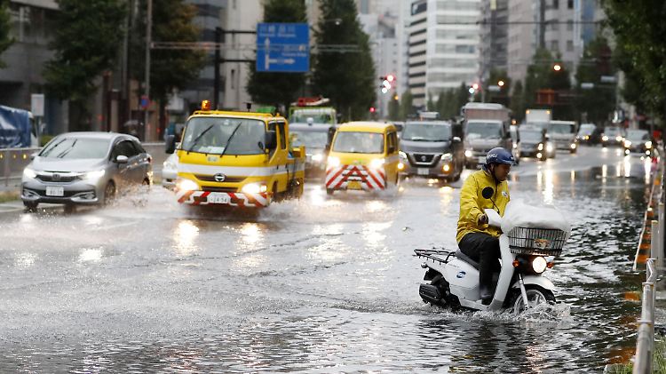 In Tokio überflutete der Taifun mit heftigen Regenfällen die Straßen.