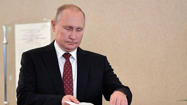 Wladimir Putin gibt seinen Stimmzettel ab. Auf Videos im Netz waren Wähler zu sehen, die gleich mehrfach abstimmten.