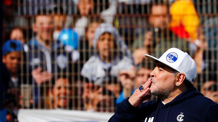 Diego Maradona verteilt Küsschen in die jubelnde Menge.