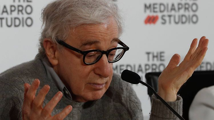 Dass er Männern und Frauen den gleichen Lohn zahlt, beteuert Woody Allen.