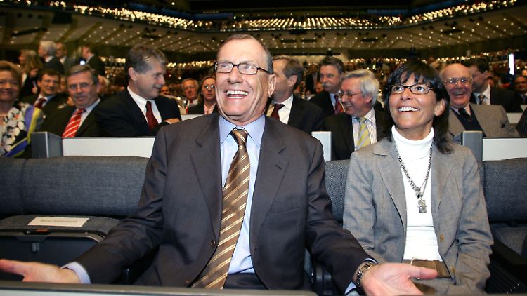 Jürgen Schrempp in Berlin in der DaimlerChrysler-Hauptversammlung im April 2006 neben seiner Frau Lydia.