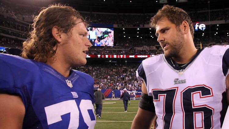 Trafen 2012 als Gegner aufeinander: Markus Kuhn (links) spielte bei den New York Giants und Sebastian Vollmer bei den New England Patriots, mit denen er zweimal den Super Bowl gewinnen konnte.
