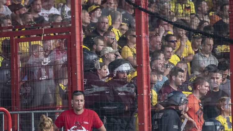 Polizisten stehen im Dortmunder Block. Bei dem Spiel im Stadion an der Alten Försterei war es zu Ausschreitungen gekommen.