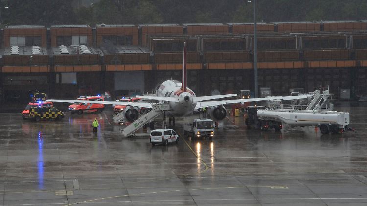 Mehrere Einsatzfahrzeuge eilten zu der betroffenen Eurowings-Maschine.