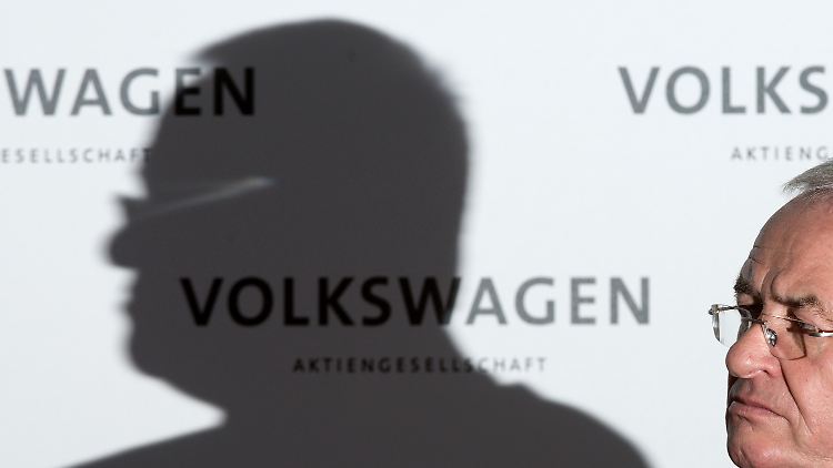 Eigentlich soll der ehemalige VW-Chef Martin Winterkorn demnächst auf der Anklagebank Platz nehmen. Doch seine Anwälte versuchen das offenbar zu verzögern.