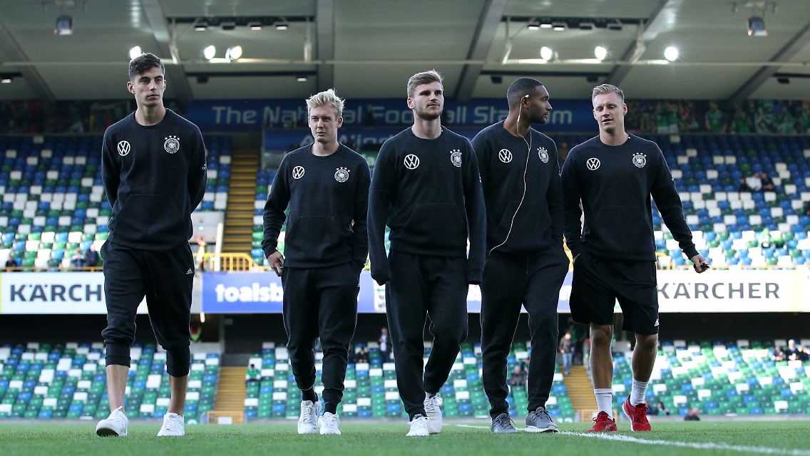 Hier ist es noch ruhig im Windsor Park Stadion. Kai Havertz, (l-r), Julian Brandt, Timo Werner, Jonathan Tah, Bernd Leno vor dem Spiel.
