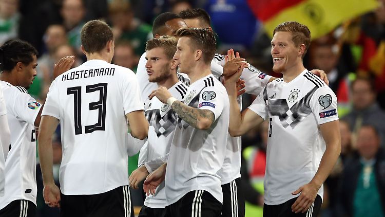 Marcel Halstenberg (r) hat das DFB-Team mit einem Volley-Treffer in Führung gebracht.