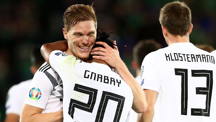 Torgratulanten: Halstenberg und Gnabry.