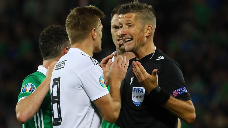 Die deutschen Fußballer um Toni Kroos wurden sehr häufig beim Schiedsrichter vorstellig.