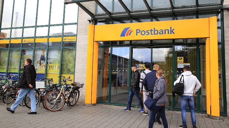 Die Gewerkschaft verhandelt bei der Postbank für 12.000 Beschäftigte.