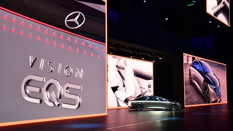So wie das Concept Vision EQS stellt man sich bei Mercedes eine künftig voll elektrisch fahrende S-Klasse vor.