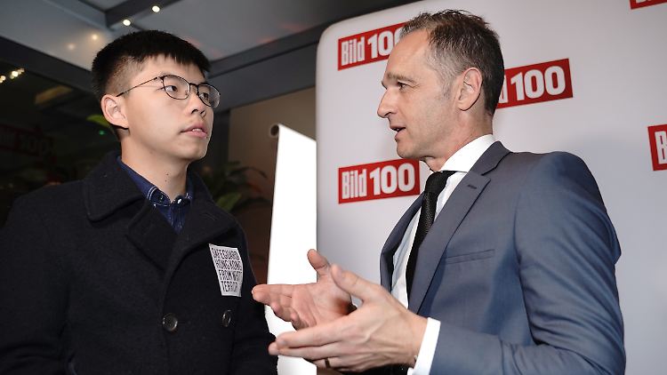Wong und Maas unterhalten sich bei einer Veranstaltung in Berlin.